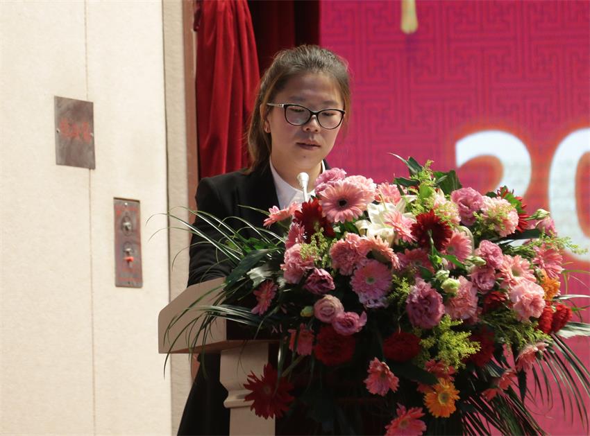 集團(tuán)執(zhí)行總裁、江蘇南佛園林公司總經(jīng)理石偉偉同志宣讀人事任免決定