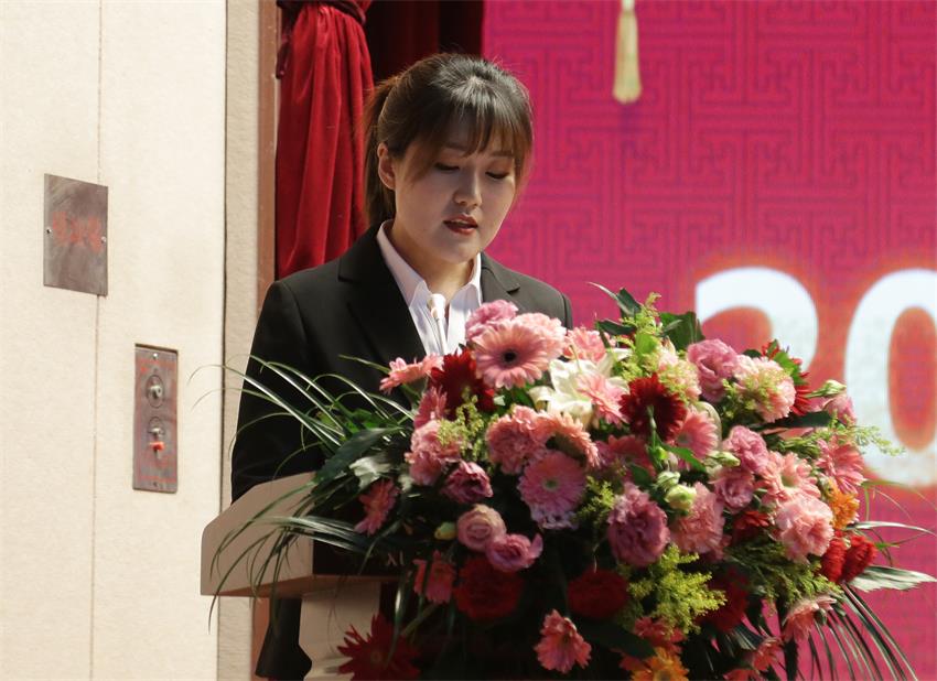 集團(tuán)副總、江蘇樹恩教育科技有限公司總經(jīng)理郭晏彤同志宣讀《關(guān)于2019年寶潤集團(tuán)下達(dá)各校區(qū)招生計劃的意見》